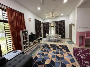 Azzahra Homestay Pekan with 3 Bedrooms fully airconditioner